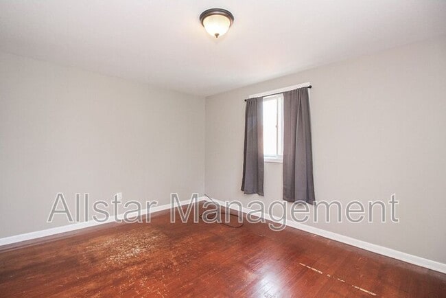Building Photo - 404 E 215th St