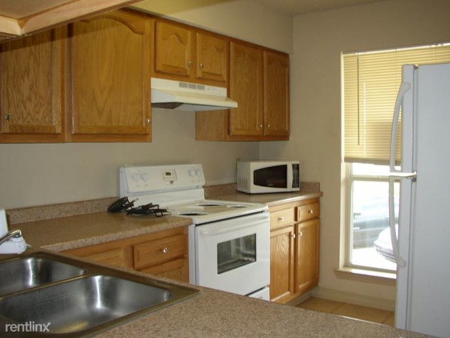 Building Photo - 2 br, 1.5 bath Condo - 4620 Pontchartrain Dr