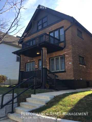 Building Photo - Beautiful 3BD/1BA West Allis Upper Unit