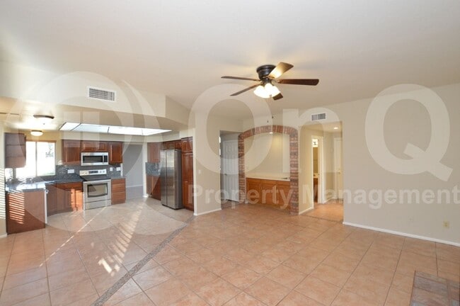 Building Photo - 2125 E Nantuckett Dr