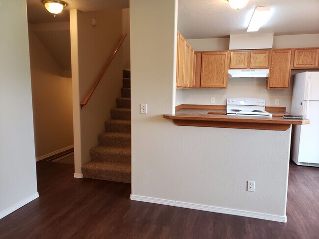 Building Photo - Wonderful Updated 3 bedroom 2 Bath 3 level Duplex in Post Falls.