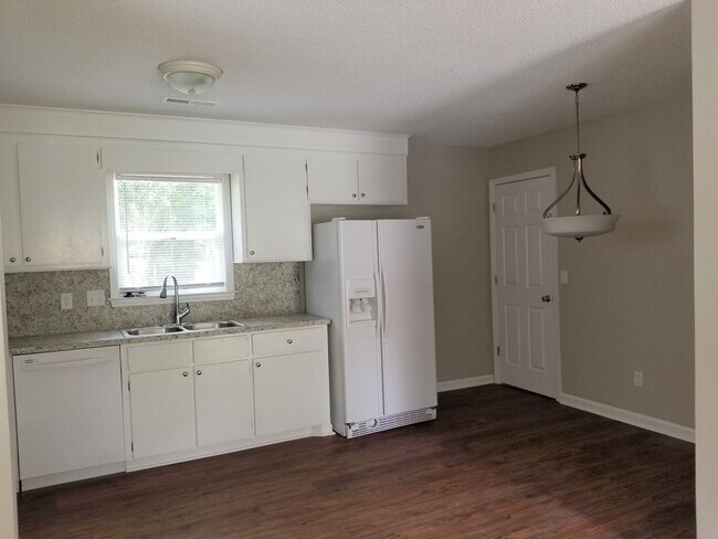 Building Photo - Brick Home in Goose Creek