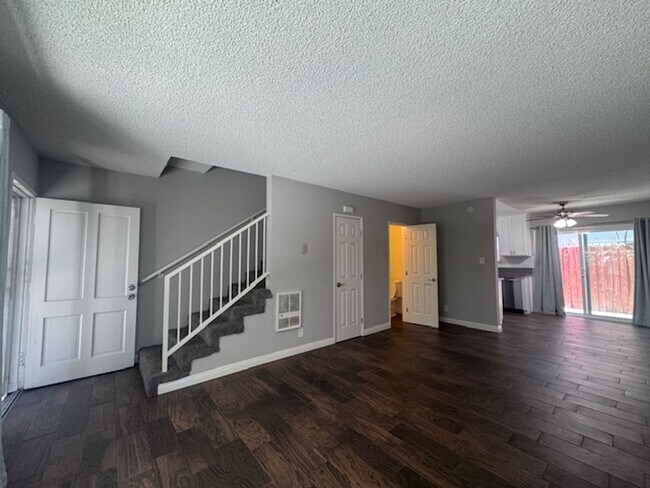 Building Photo - 547 Cherry Ave