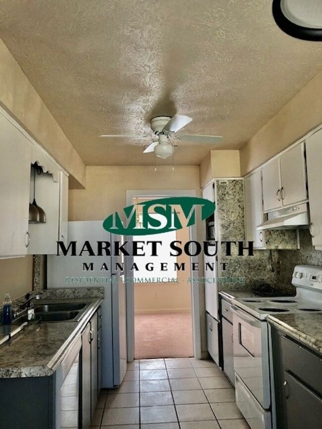 Building Photo - ~~Convenient location on Savannah's Souths...