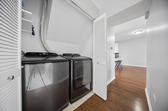 Building Photo - 943 W College Pkwy