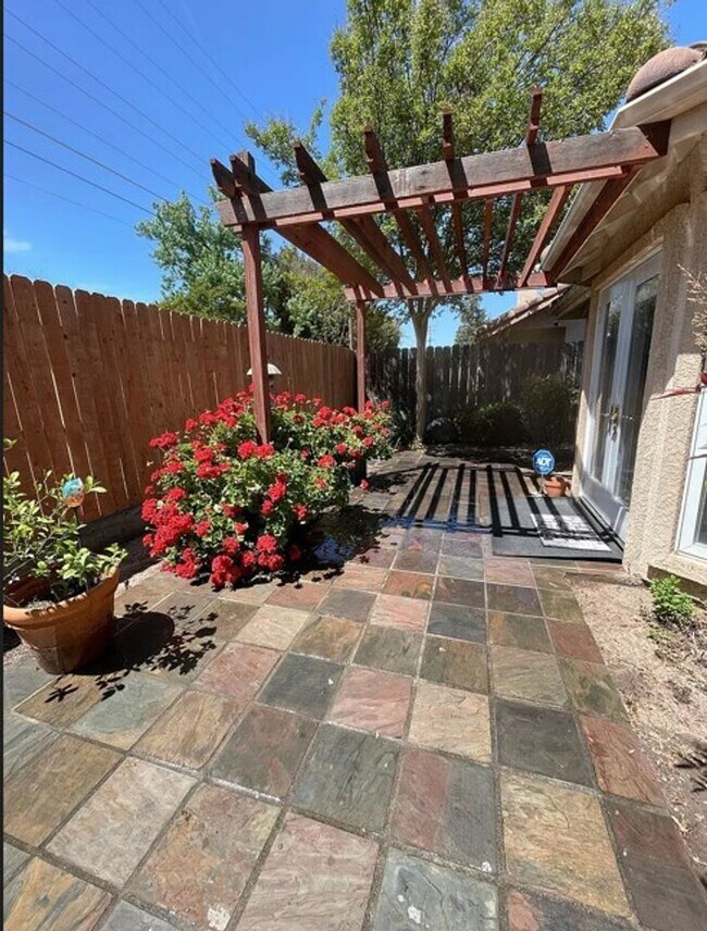 Building Photo - 4 Bedroom 2.5 bathroom 2 Story Home Naragh...