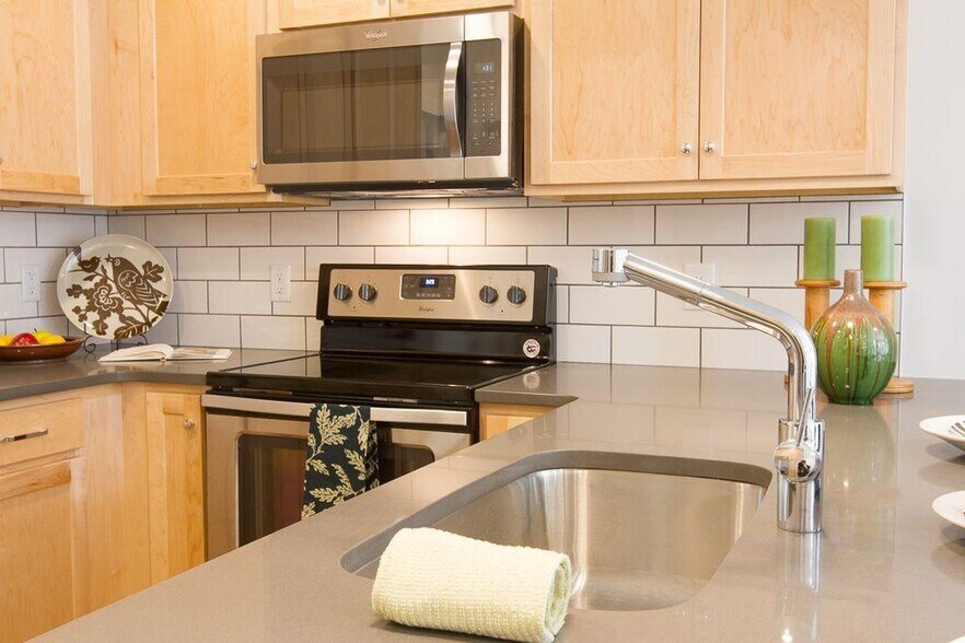 Building Photo - 1035 Chester Ave