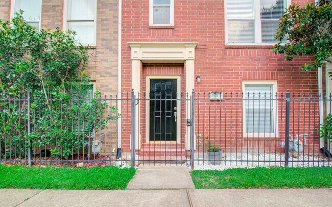 Building Photo - 1733 Tuam St