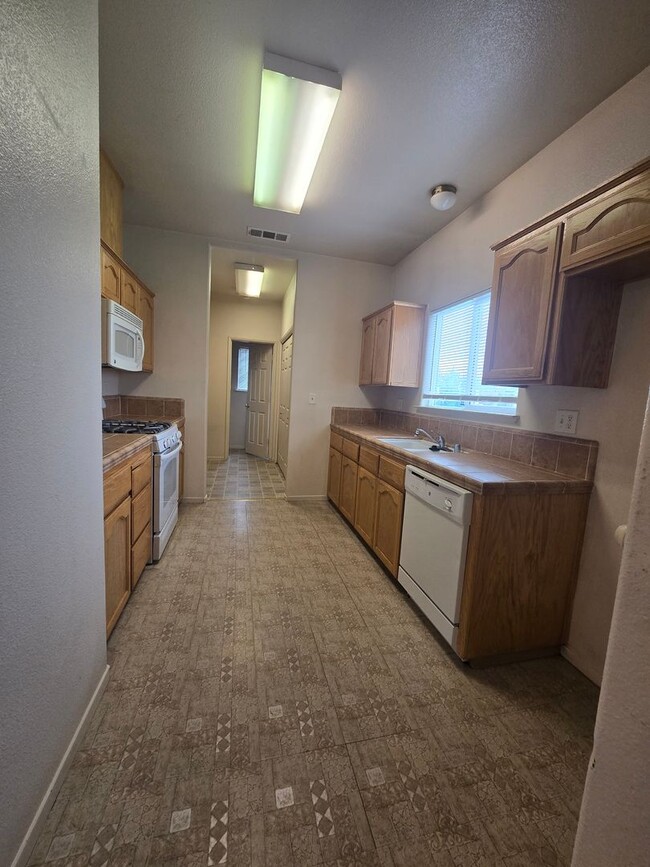 Building Photo - Spacious 2 Story 4 BR 2.5 BA Available Now