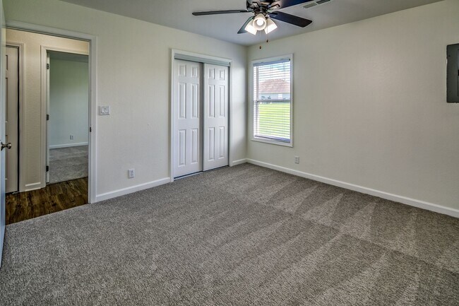 Building Photo - Stylish Belton Townhome | 3 Beds, 2 Baths,...