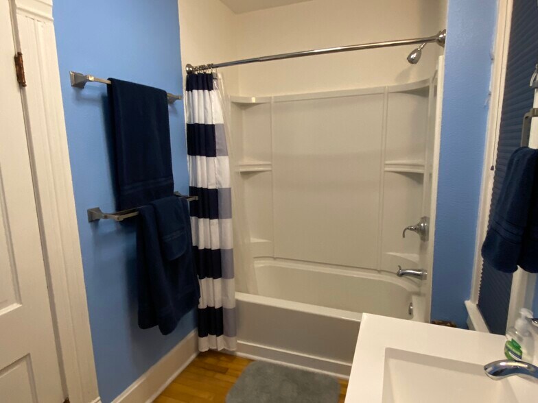 Bath Shower - 118 Pine St