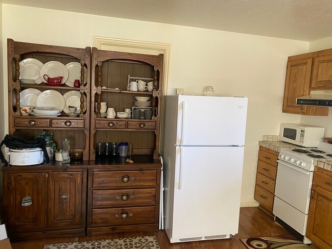 Building Photo - Cozy 2 Bedroom Lower Apartment - Utilities Included