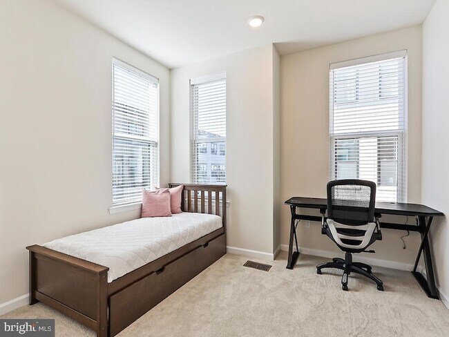 Building Photo - 1001 Greenwich Dr