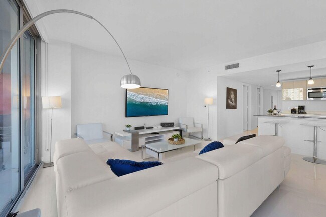 Building Photo - 2602 E Hallandale Beach Blvd