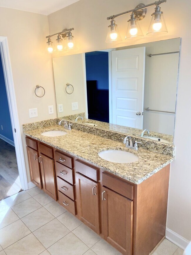 Building Photo - Great Location!! - 3 bedroom 2.5 bath home
