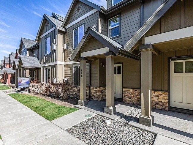 Building Photo - Charming 3 Story Townhome with AC