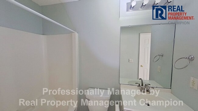 Building Photo - Cute 3 BD/2 BA Townhome Style Near UNCW