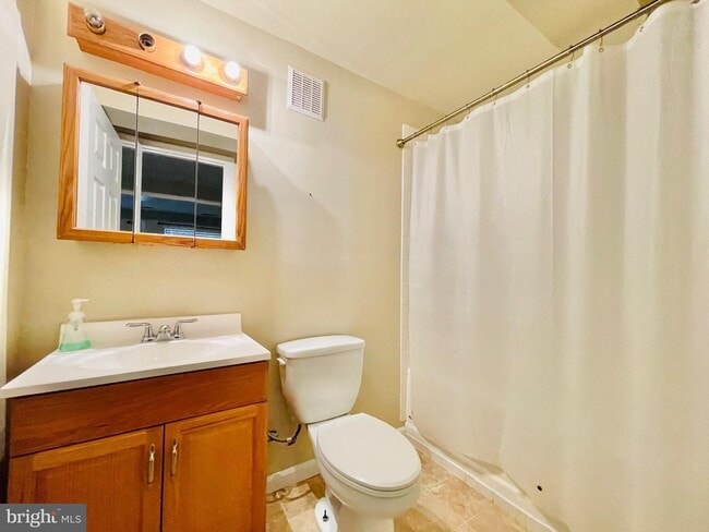 Building Photo - GORGEOUS TOWNHOUSE - MANASSAS