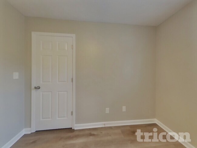 Building Photo - 449 Sarah's Ln