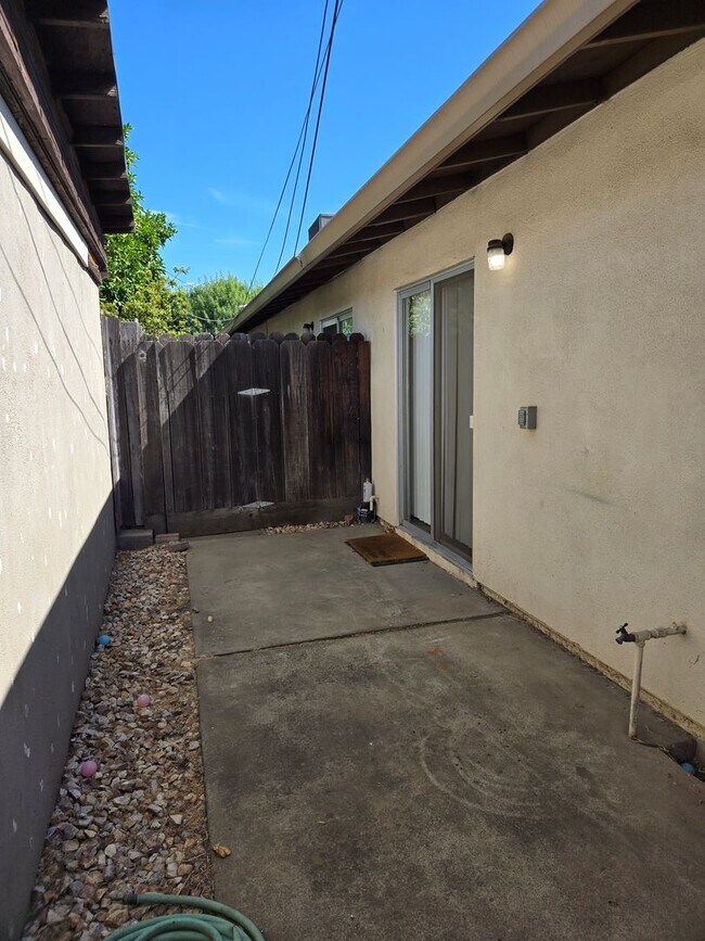 Building Photo - 1526 Locke Rd