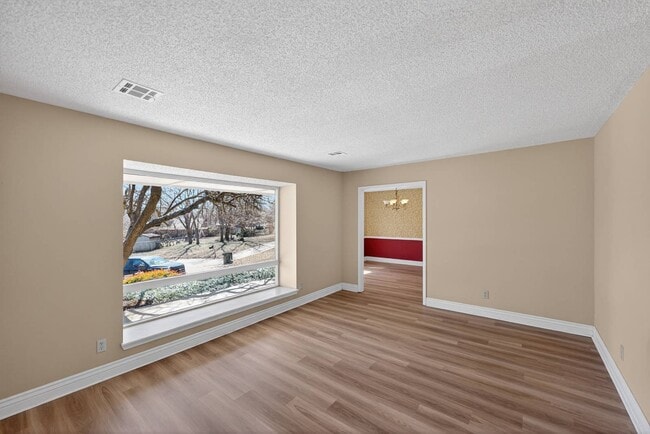 Building Photo - 1910 W 4th St S