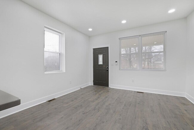 Building Photo - 272 S 22nd St