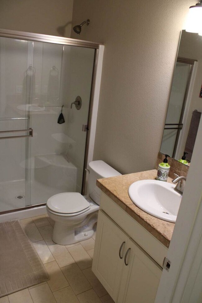 Building Photo - Spacious Luxury Home in Gated Community Ne...