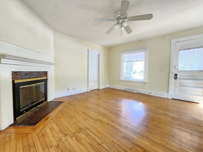 Building Photo - 387 College Ave