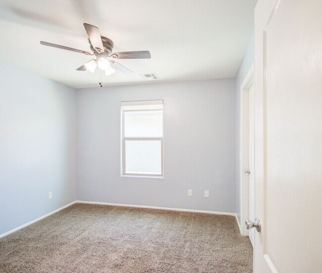 Building Photo - Stunning 3 bed plus Loft in Copper Ranch!