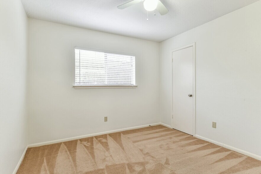 Building Photo - 6527 La Violetta Dr