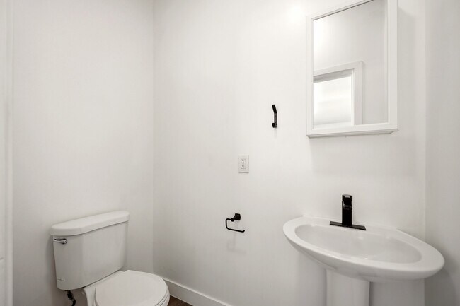 Building Photo - 1524 N Sycamore St