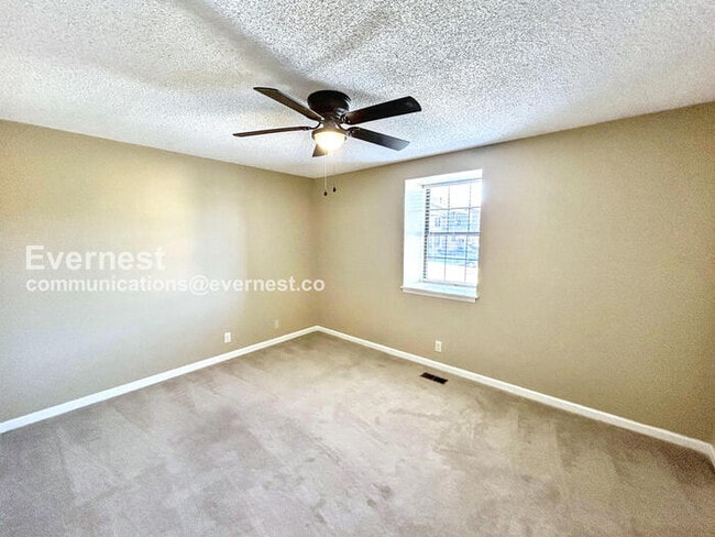 Building Photo - 2 Bed/2.5 Bath Townhome with Modern Amenities / Pet-Friendly / Available Now!