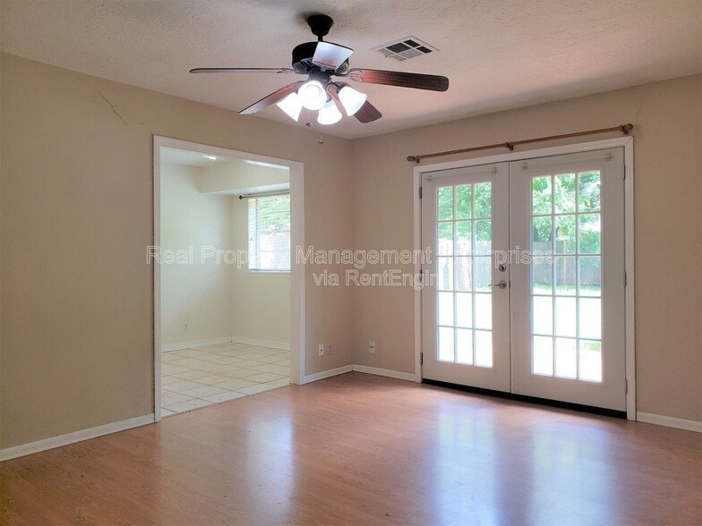 Building Photo - 1325 E Brooks St