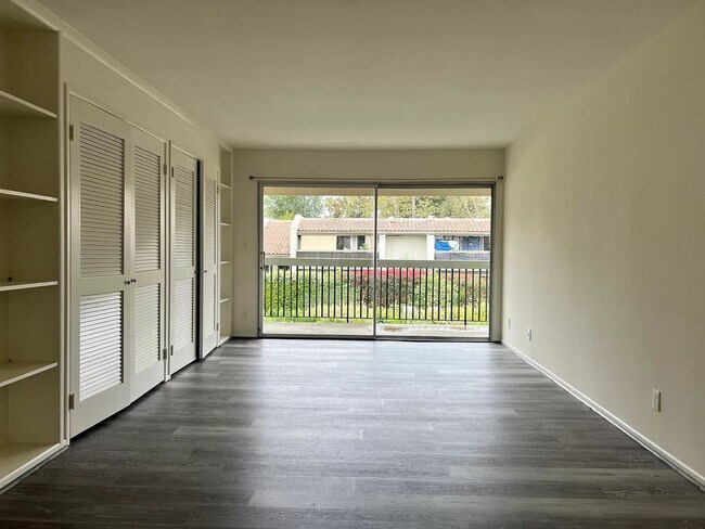 Building Photo - 1 Bedroom Townhome in Goleta