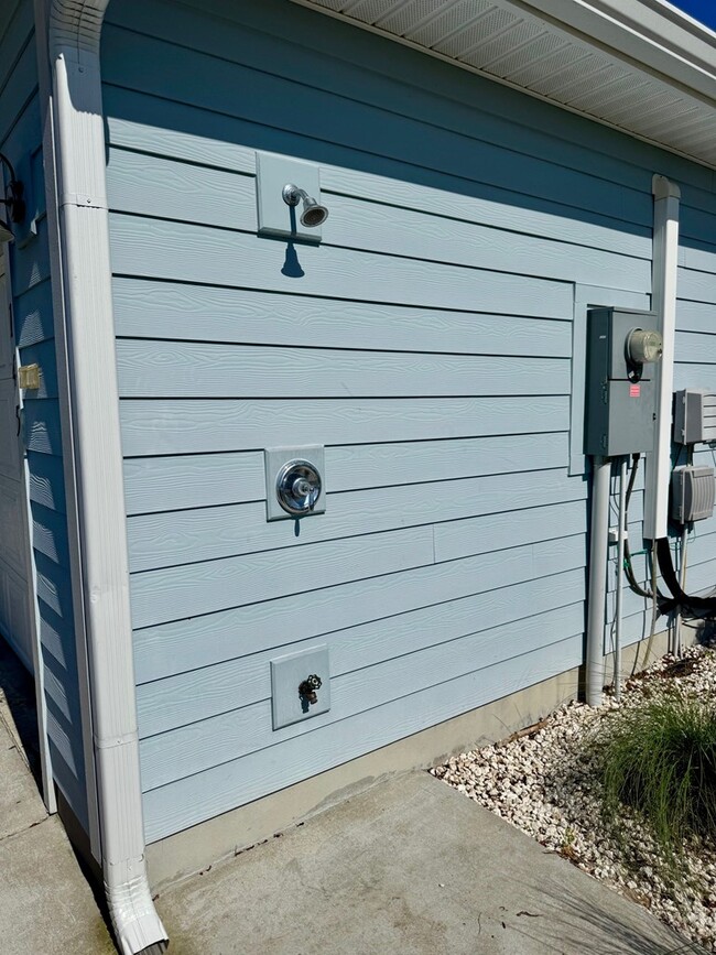 Building Photo - 145 Sandyshore Ct