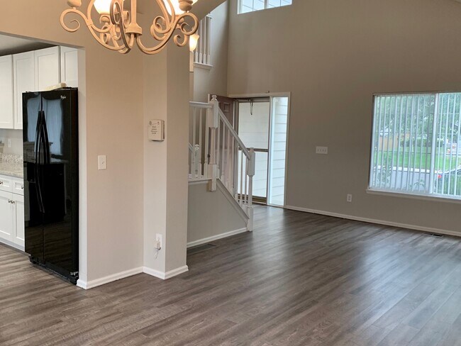 Building Photo - Renovated 4 BR/4BA Home with Large Backyar...