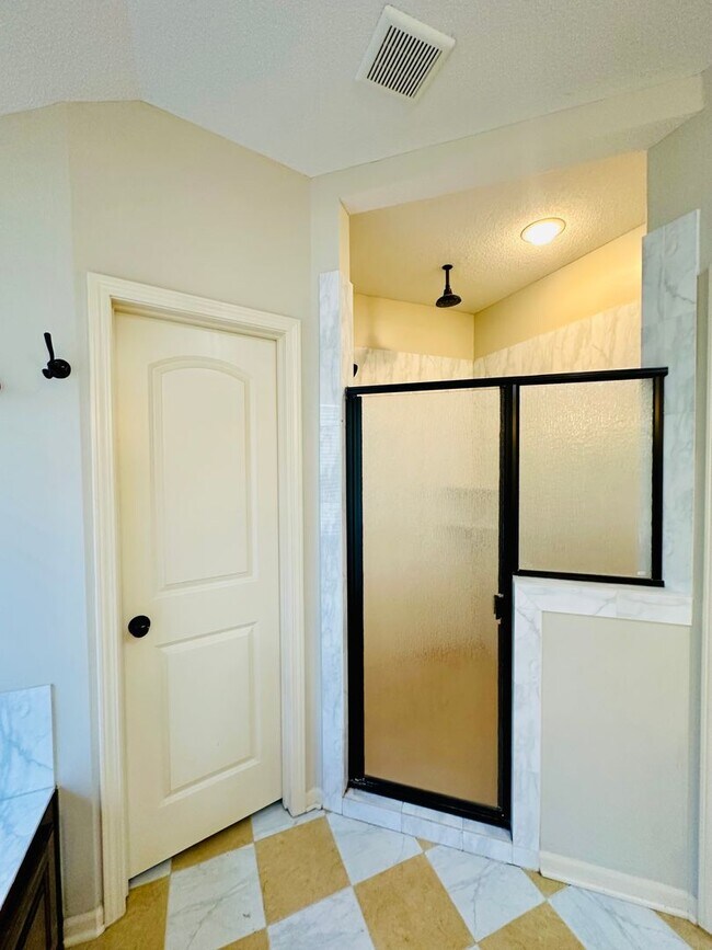Building Photo - {20067} Custom Built Home in Woodland Mano...