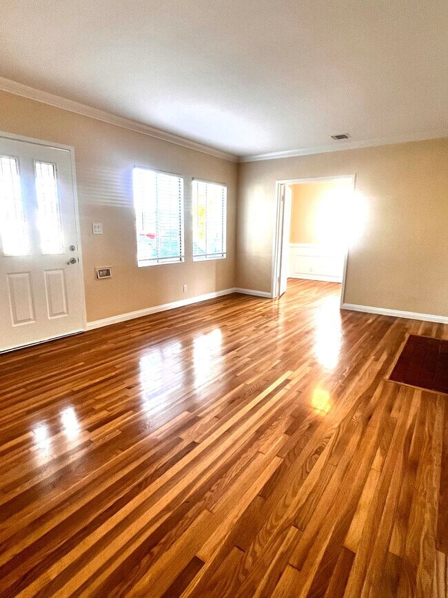 Building Photo - Single Family. 3-bed Home - Desireable Neighborhood!