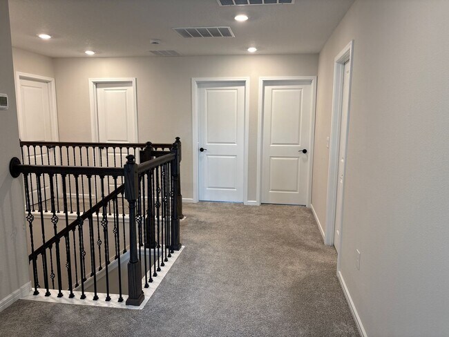 Building Photo - Spacious 5-Bedroom Home for Rent in Lake P...