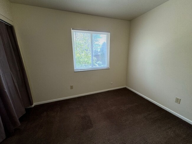 Building Photo - 300 E 16th Ave