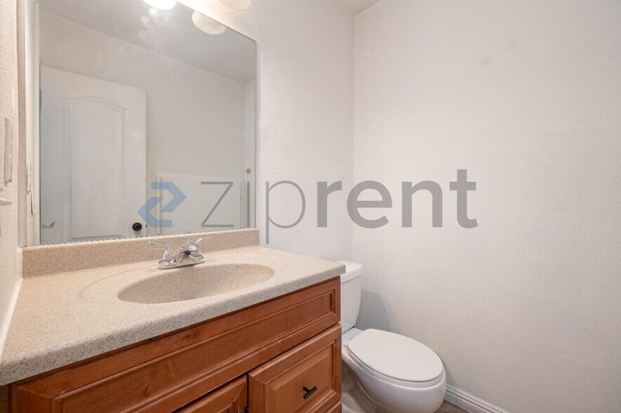 Building Photo - 221 Westlake Dr