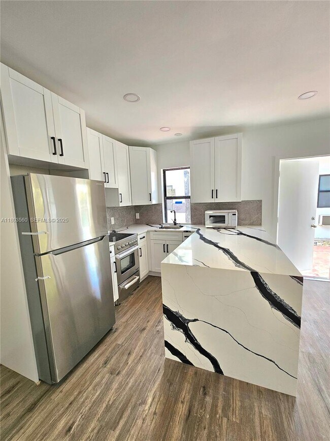 Building Photo - 1946 Pierce St