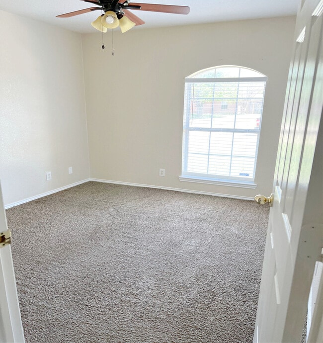 Building Photo - 4203 Lonesome Dove Dr