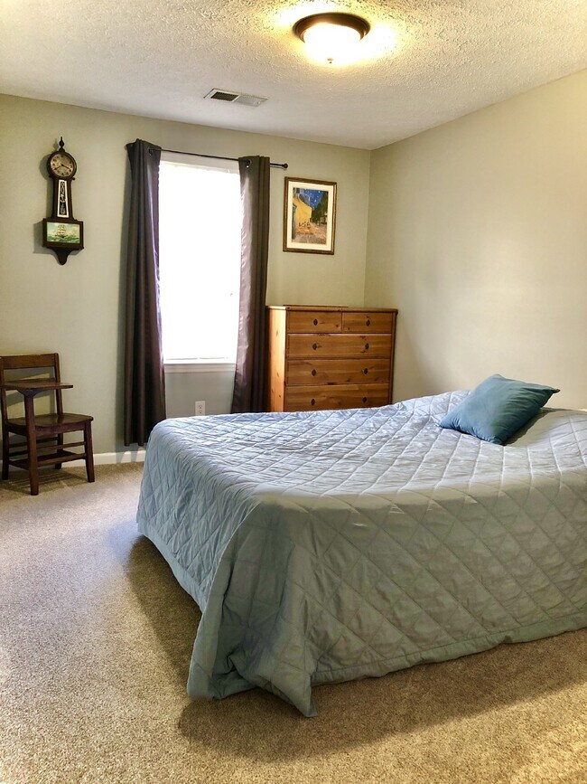 Building Photo - COMING SOON... Split-Level 3Bed/2Bath in H...