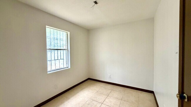 Building Photo - 1419 Reagan Dr