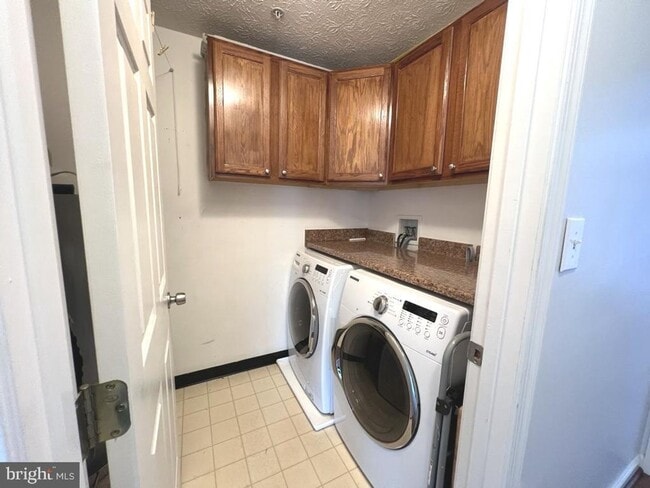 Building Photo - Beautiful 2bd 2bth mid level condo featuri...