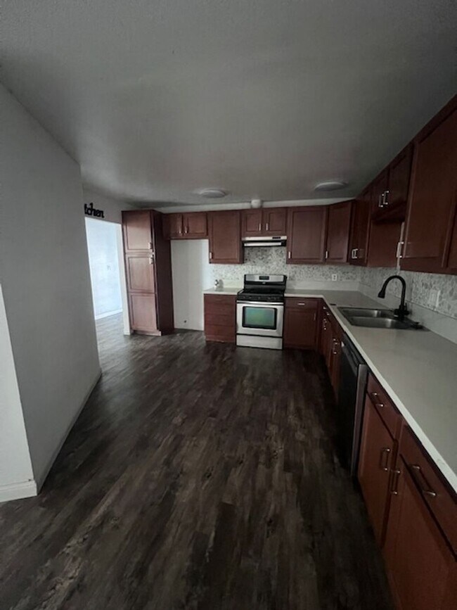 Building Photo - Spacious 3 Bed / 2 Bath Apartment in Colton – Upgraded & Move-In Ready