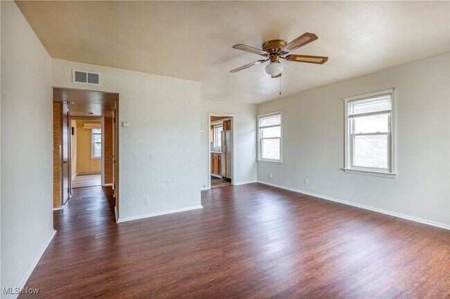 Building Photo - 1303 Dartmoor Ave