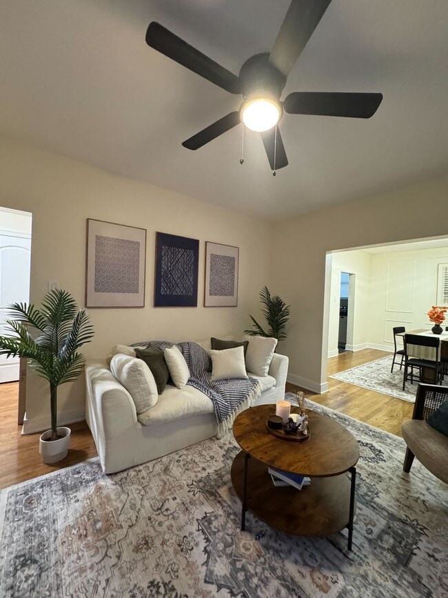 Building Photo - 610 E 74th St