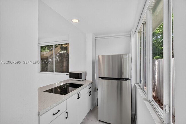 Building Photo - 1055 SW 12th St